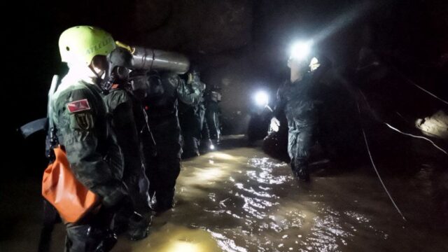 В Таиланде началась эвакуация детей из затопленной пещеры