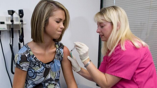 Борьба с ВПЧ. Почему родители во всем мире все еще выступают против вакцинации?