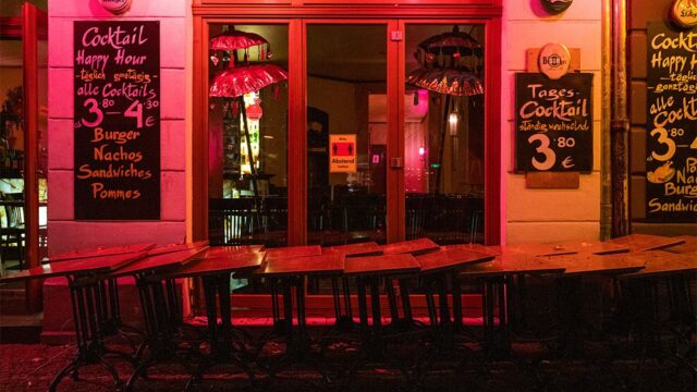 Владельцы 11 ресторанов в Берлине добились отмены комендантского часа