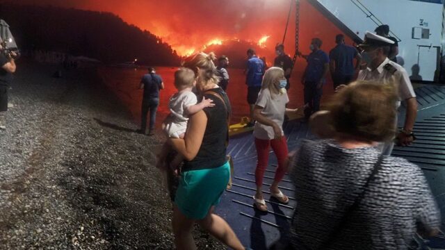 В пригородах Афин объявили массовую эвакуацию из-за лесных пожаров