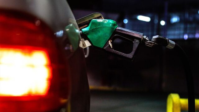 Спрос на бензин в России «рекордно» снизился. Это падение на 1%, и аналитики оценивают его по-разному