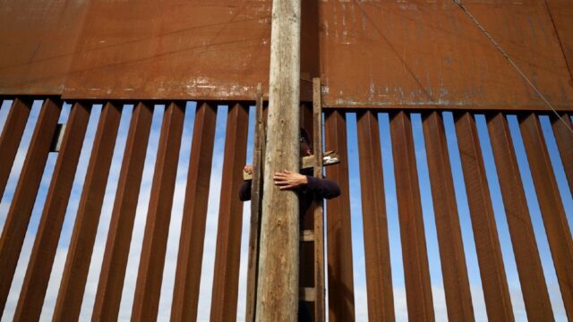 Власти 20 американских штатов подали иск из-за планов Трампа построить стену на границе с Мексикой