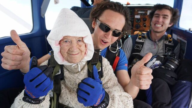 102-летняя австралийка стала самым старым парашютистом в мире