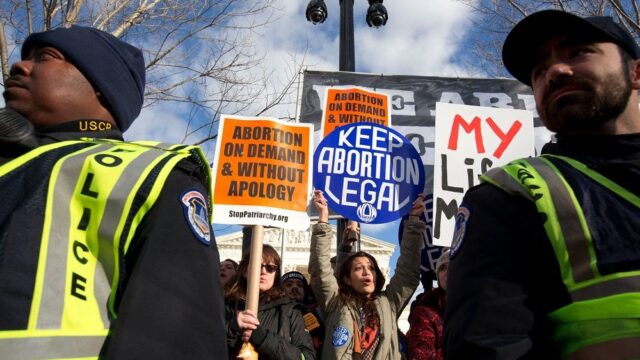 Губернатор Айовы подписала закон о запрете абортов после шестой недели беременности