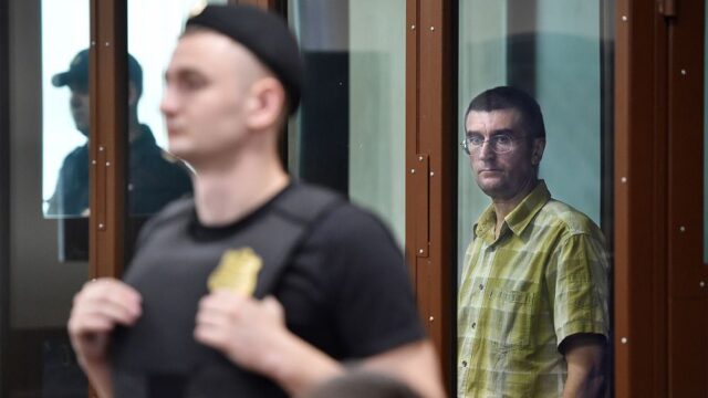 Суд в Москве приговорил к 3,5 годам колонии Евгения Коваленко, бросившего урну в бойца ОМОН