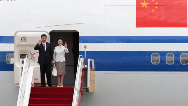 Си Цзиньпин прилетел в Гонконг на 20-летие его передачи Китаю. Власти готовятся к массовым протестам