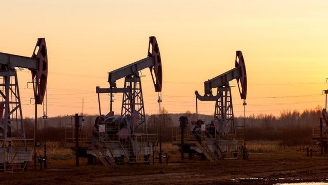 Цены на нефть опустились ниже $70 впервые с 1 июня