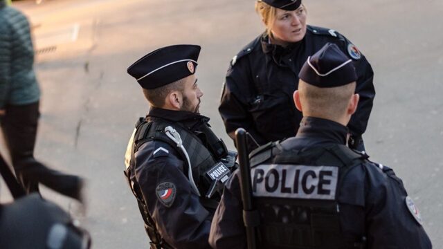 Во Франции предъявили обвинения троим задержанным из-за попытки взрыва в Париже