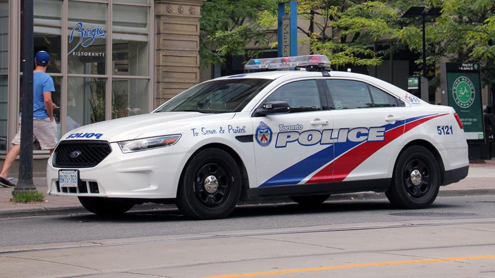 Полиция в Торонто посоветовала сдаться женщине, которая сбросила кресло с балкона на оживленную улицу