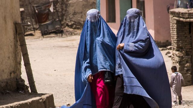 Талибы запретили женщинам работать в одном СМИ с мужчинами