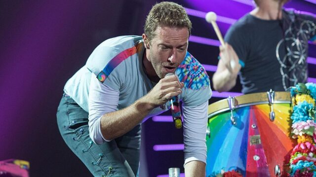 Вокалист Coldplay спел песню о любви Леонардо Ди Каприо к шортам