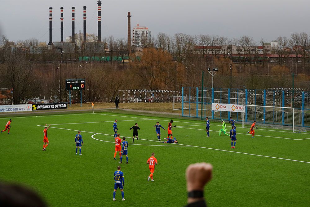 «Вижу в этом некое упрямство»: что думают болельщики в Беларуси и Таджикистане о продолжении национальных футбольных первенств
