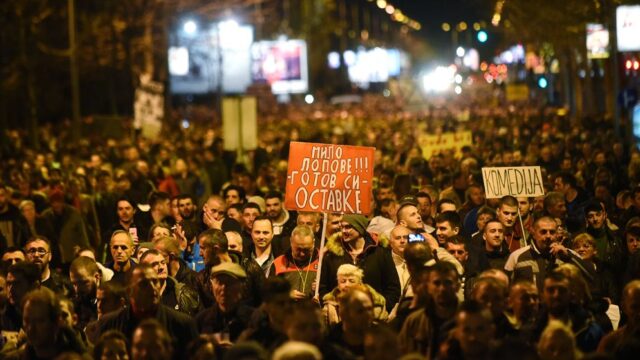 В Черногории тысячи людей вышли на акцию протеста с требованием отставки президента