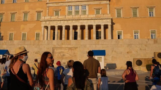 Премьер Греции объявил об обязательной вакцинации медиков