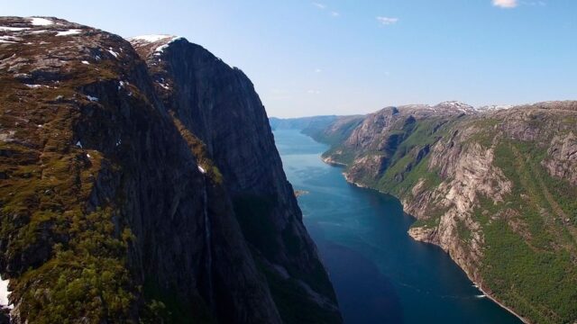Норвежец прошел по канату над фьордом на высоте километра