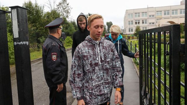Директора школы в Ивантеевке предупреждали, что девятиклассник готовит нападение. Она не поверила
