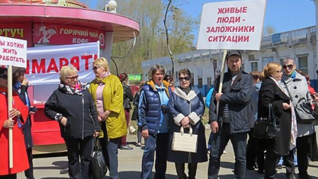 В Хабаровске прошел пикет против закрытия торговых центров после проверок