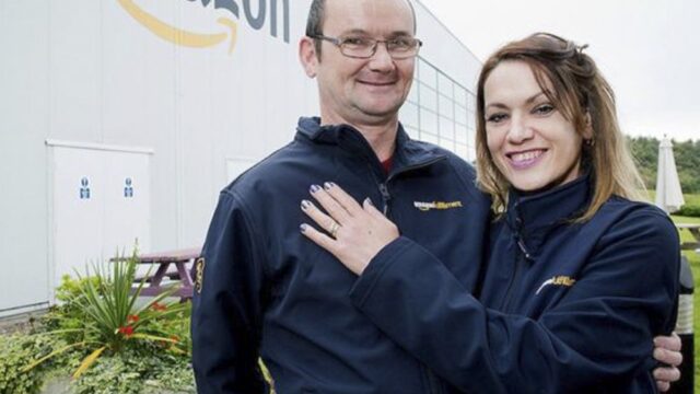 Сотрудница Amazon потеряла кольцо, когда упаковывала товар. Получатель посылки вернул его хозяйке