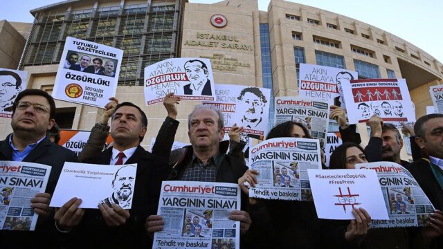 В Турции 15 сотрудников оппозиционной газеты признали виновными в поддержке террористов