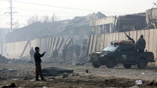 В Афганистане при нападении талибов на армейский учебный центр погибли больше 100 человек