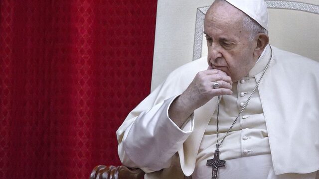 Искушение святого эсэмэмщика: в Ватикане ищут, кто лайкнул полуодетую модель от имени официального инстаграма Папы