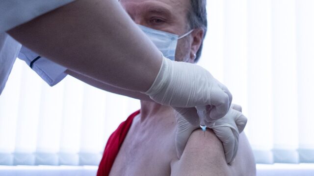 Власти Сахалина разрешат привитым от коронавируса не носить маски