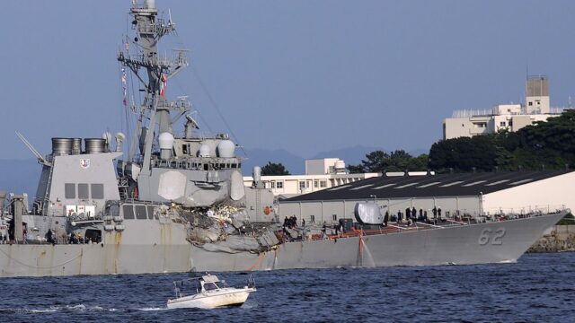 У берегов Японии эсминец США столкнулся с контейнеровозом. Пропали семь американских моряков