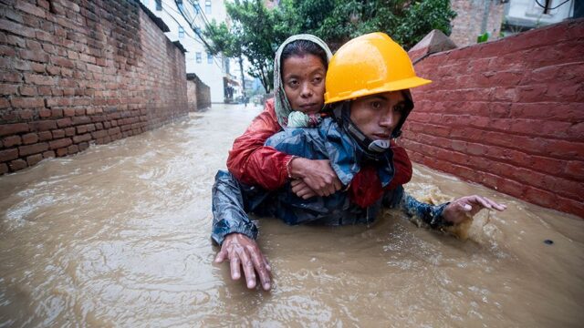 Из-за наводнений и оползней в Непале погибли не меньше 65 человек