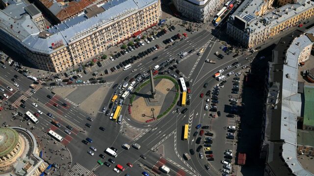 В России вступили в силу поправки, которые меняют правила дорожного движения на круговых перекрестках