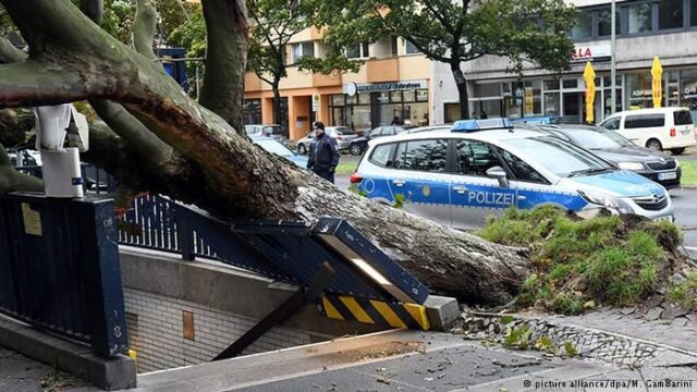 Штормовой циклон в Германии парализовал движение транспорта. Погибли 7 человек
