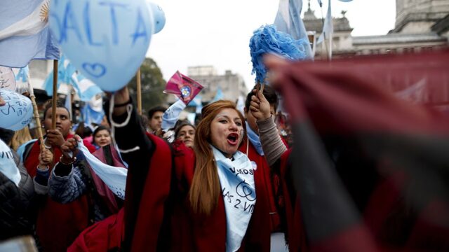 «Зеленые» против «синих». Примет ли аргентинский парламент законопроект о легализации абортов?