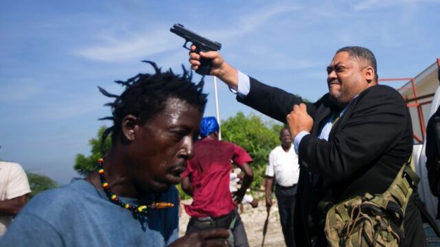 На Гаити перед голосованием по кандидатуре премьера страны один из сенаторов открыл стрельбу