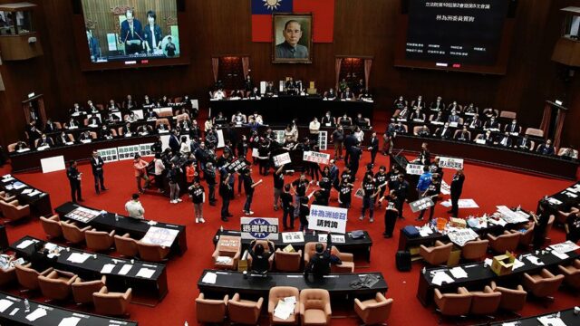В парламенте Тайваня депутаты забросали друг друга свиными кишками