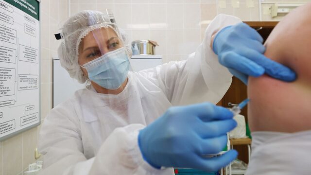 В Беларуси начали прививать от коронавируса российской вакциной «Спутник V»