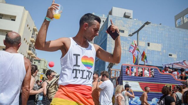 В Израиле разрешили сдавать кровь геям, живущим половой жизнью