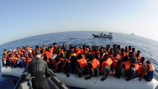 Власти Италии запретили спасателям помогать судам с беженцами в Средиземном море