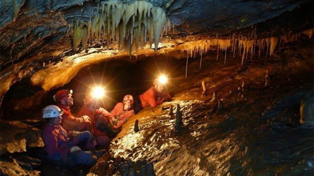 В Швейцарии спаслись туристы, которые на неделю застряли в пещере