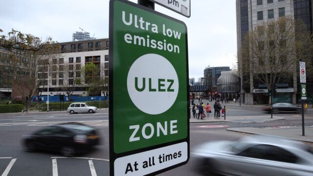 В Лондоне ввели экологический сбор для старых автомобилей за въезд в центр города
