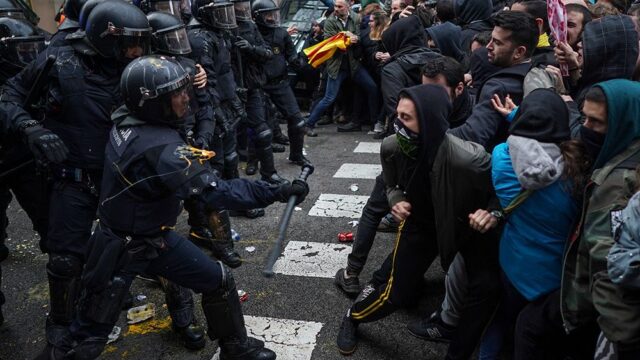 В Барселоне больше 90 человек пострадали при столкновениях с полицией