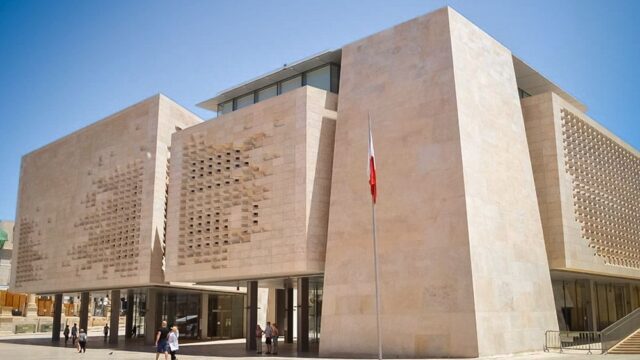 Парламент Мальты легализовал однополые браки