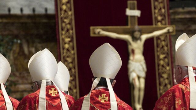 Папа Римский снизил зарплаты священников в Ватикане из-за падения экономики