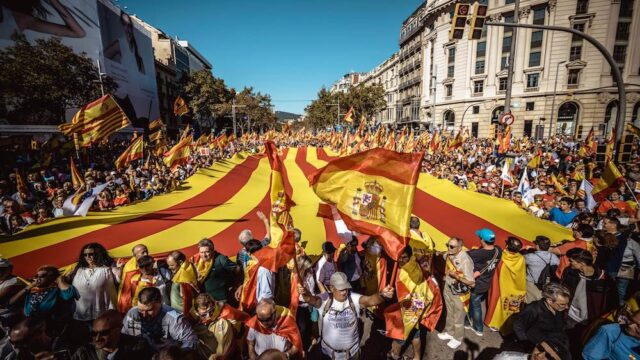 В Барселоне сотни тысяч людей вышли на демонстрацию против сепаратизма
