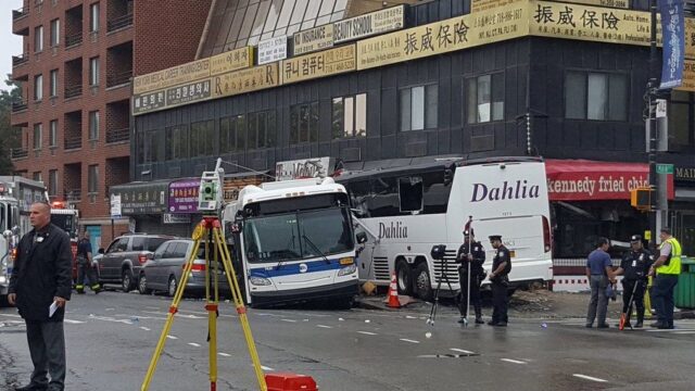 В Нью-Йорке столкнулись два автобуса, погибли трое