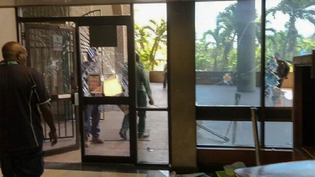 Полицейские и военные разгромили парламент Папуа — Новой Гвинеи, потому что им не заплатили за работу на саммите АТЭС