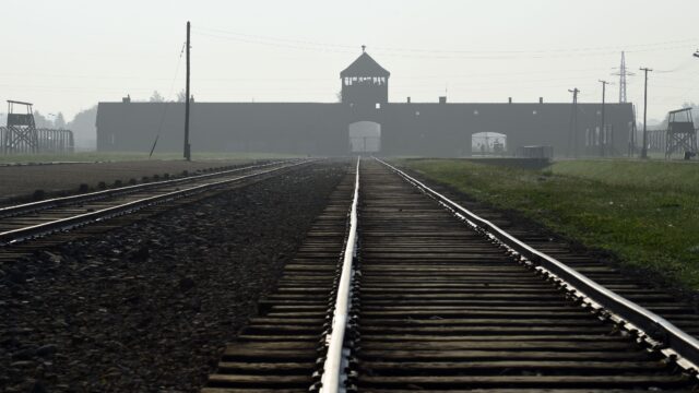 Президент Польши подписал закон о Холокосте