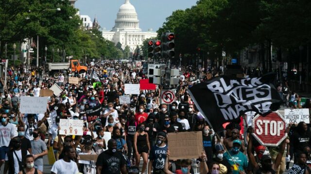 В Вашингтоне тысячи человек вышли на марш против расизма