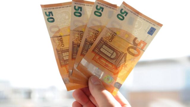 Мальчик из немецкого города ходил по соседям и раздавал деньги: это были сбережения его родителей