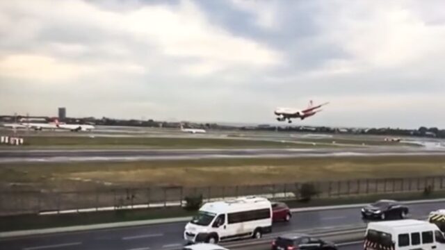 Украинский пилот посадил в Стамбуле самолет с разбитым стеклом в кабине