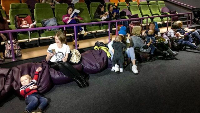 В Москве в кинотеатре ввели сеансы для родителей с младенцами