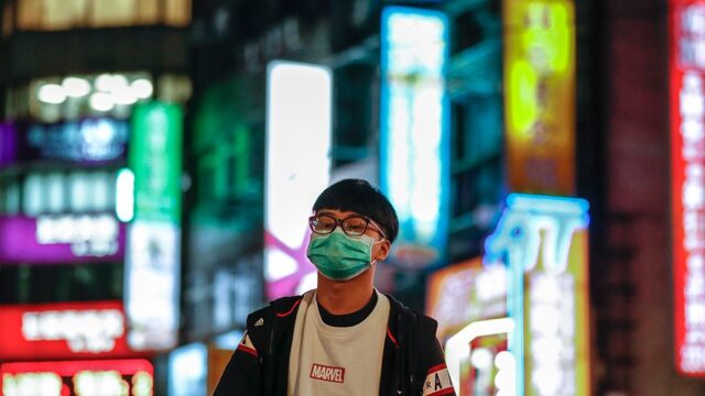 На Тайване трудовой мигрант на восемь секунд нарушил коронавирусный карантин и получил штраф $3,5 тысячи
